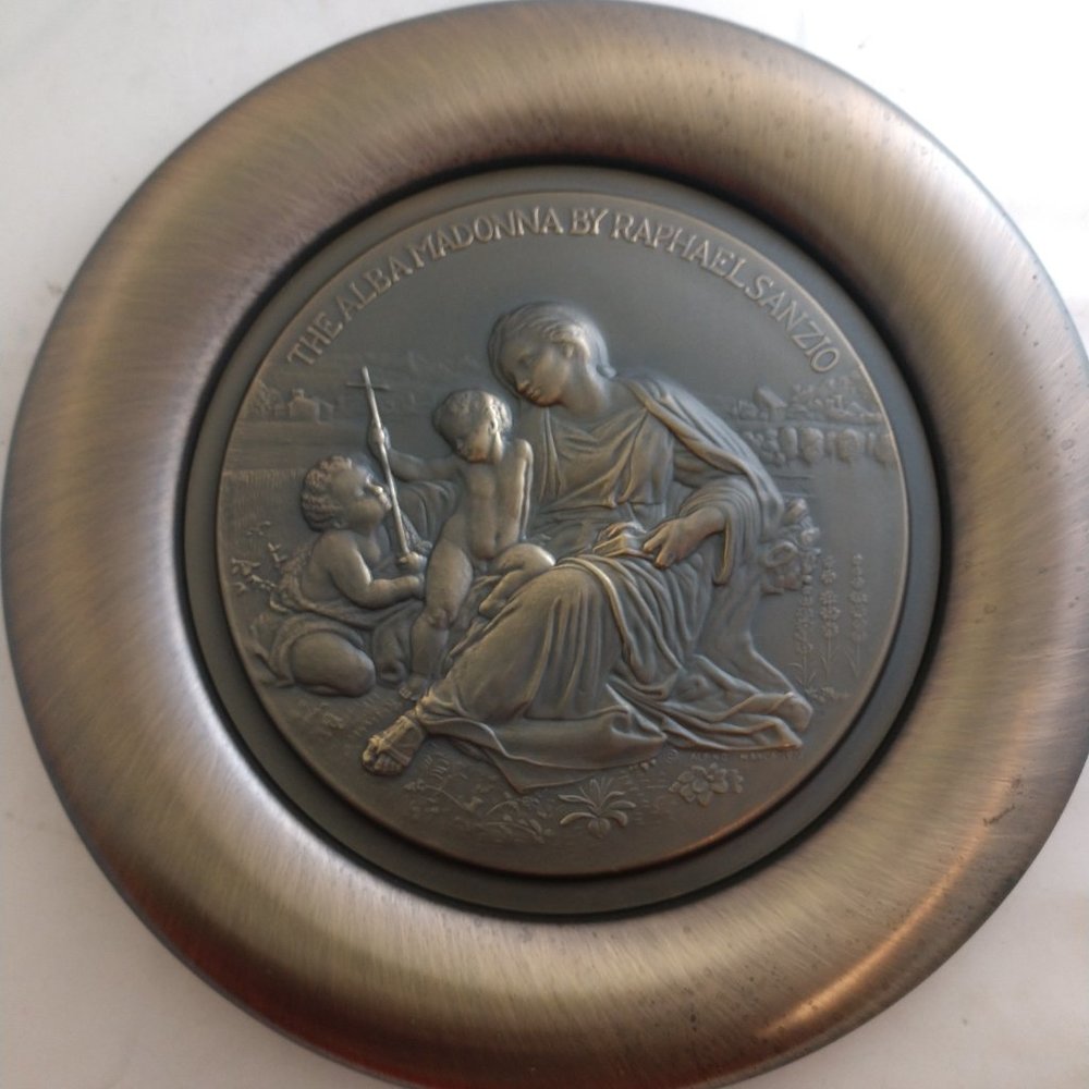 Raphael's  Alba Madonna Sculpture